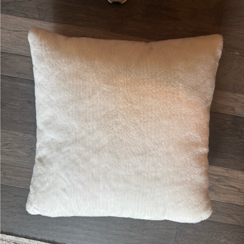Rachel Ashwell Fur Pillow with Insert 25 x 25
Includes insert